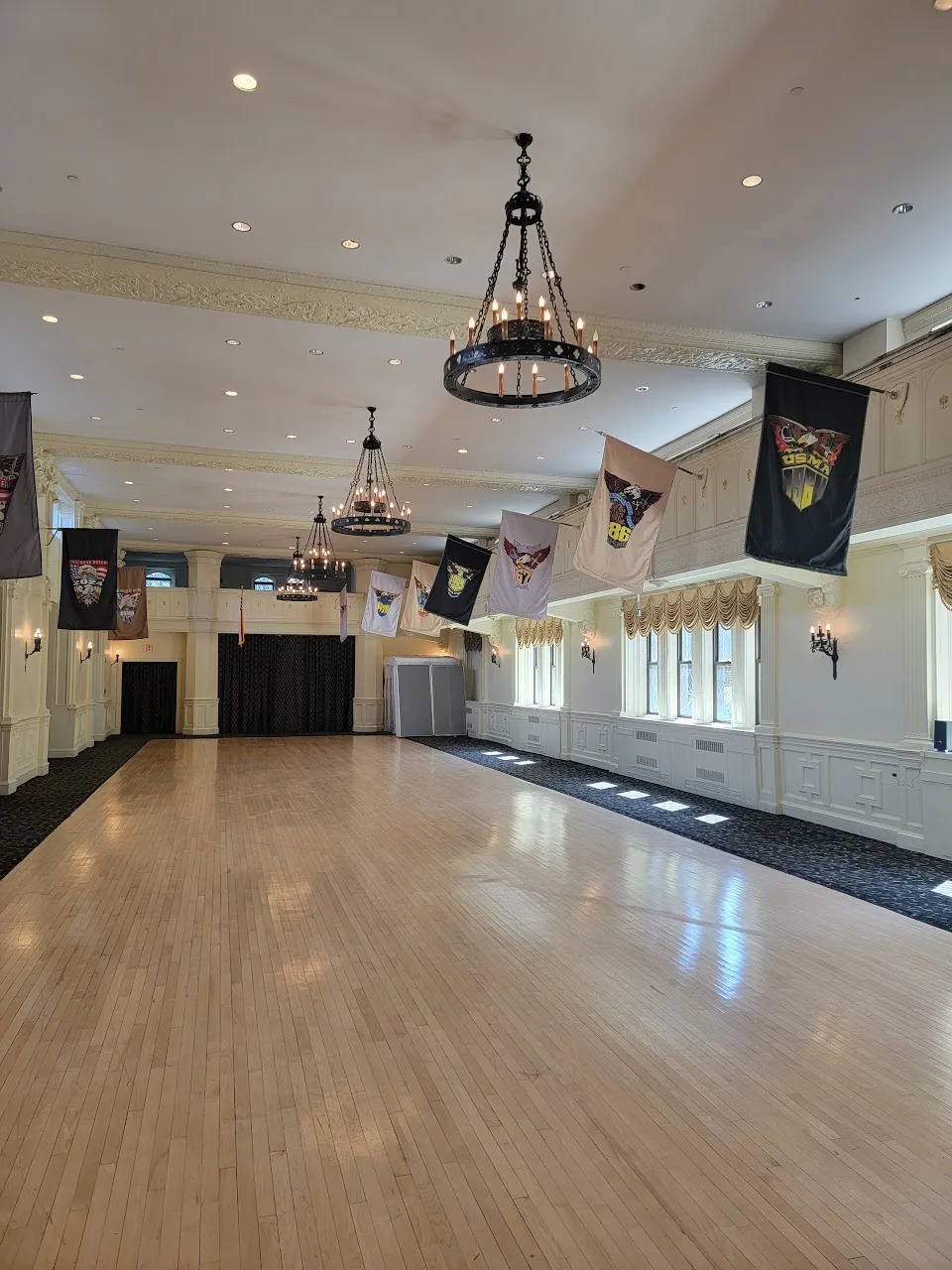 MacArthur's Riverview Restaurant