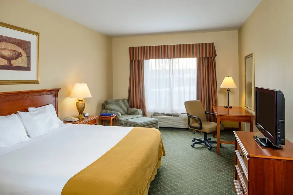 Holiday Inn Express & Suites Chester-Monroe-Goshen by IHG