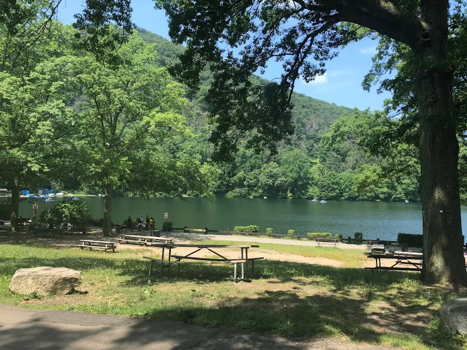 Bear Mountain Inn - Overlook Lodge