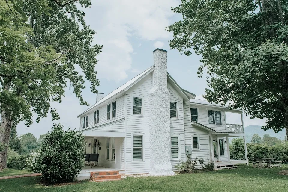 Farmhouse on Boxwood