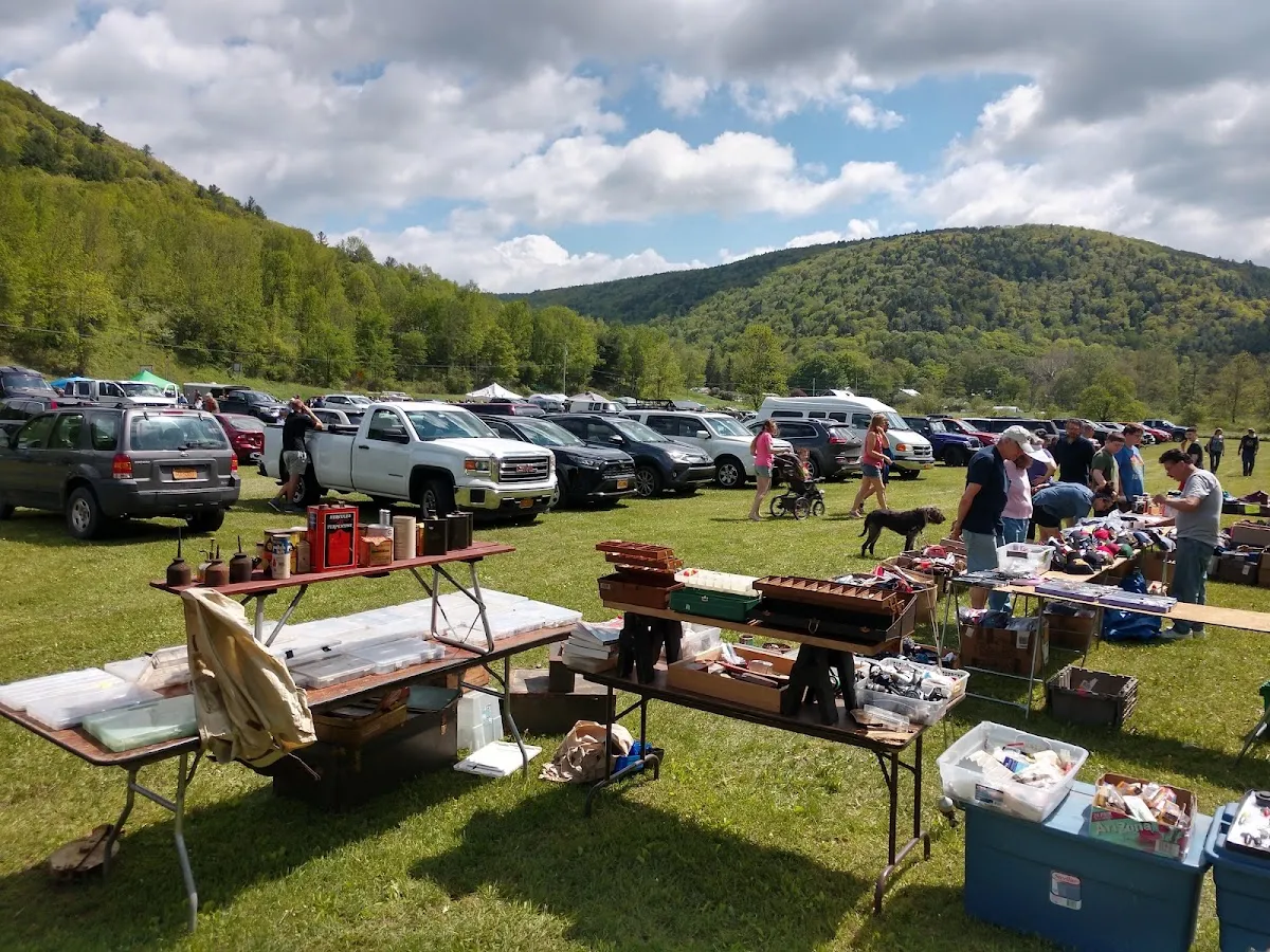 Creekside Flea Market (Seasonal: Open April Thru October)