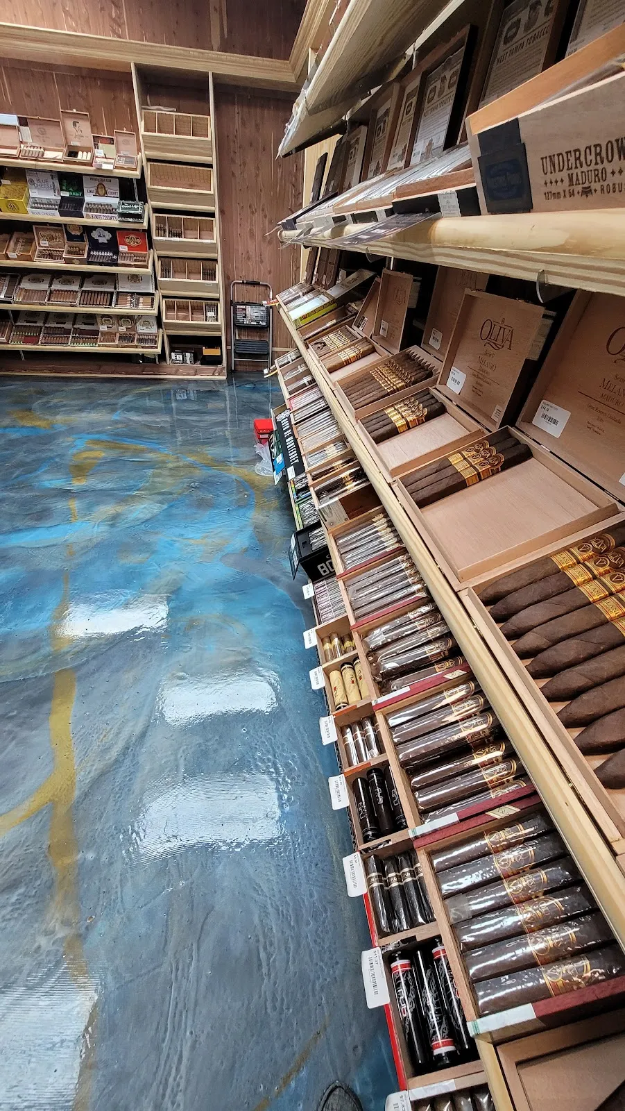 THE ROYALE CIGAR LOUNGE