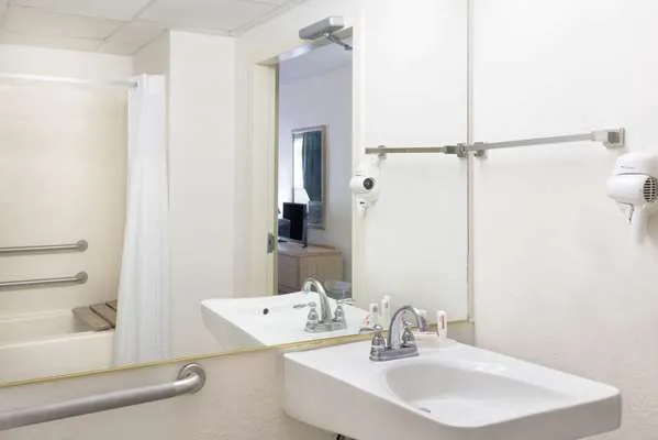 Howard Johnson by Wyndham Newburgh/West Point