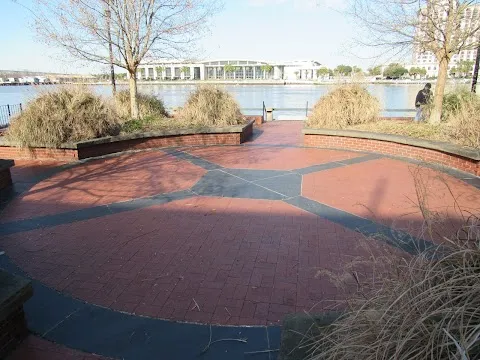 Rousakis Plaza Echo Square
