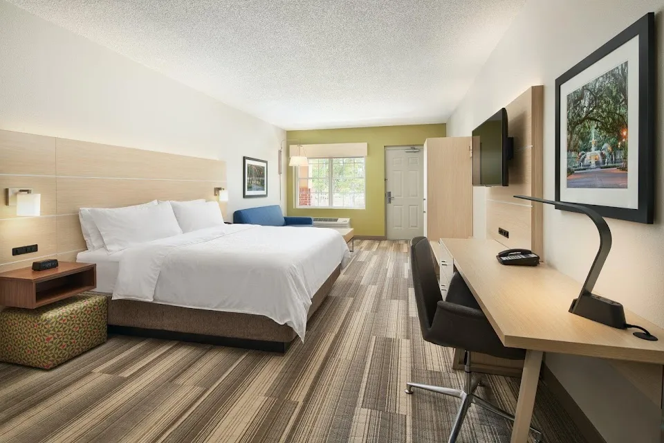 Holiday Inn Express Building 6007
