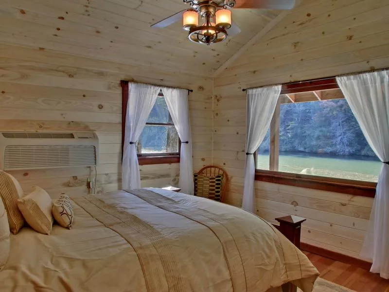 Lodging on the Lake