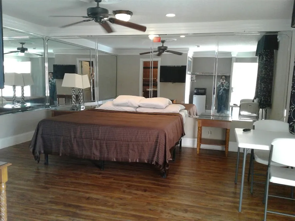 Deluxe Inn