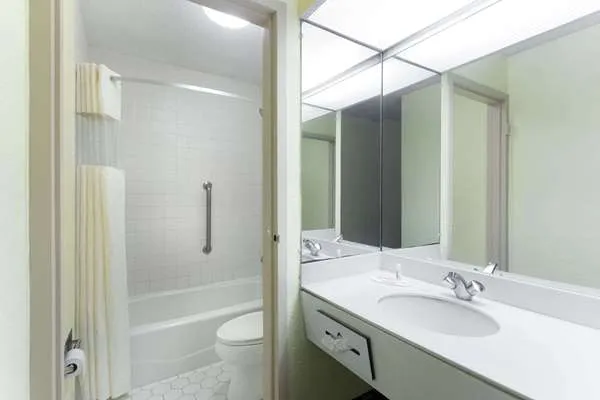 Days Inn by Wyndham Savannah Airport