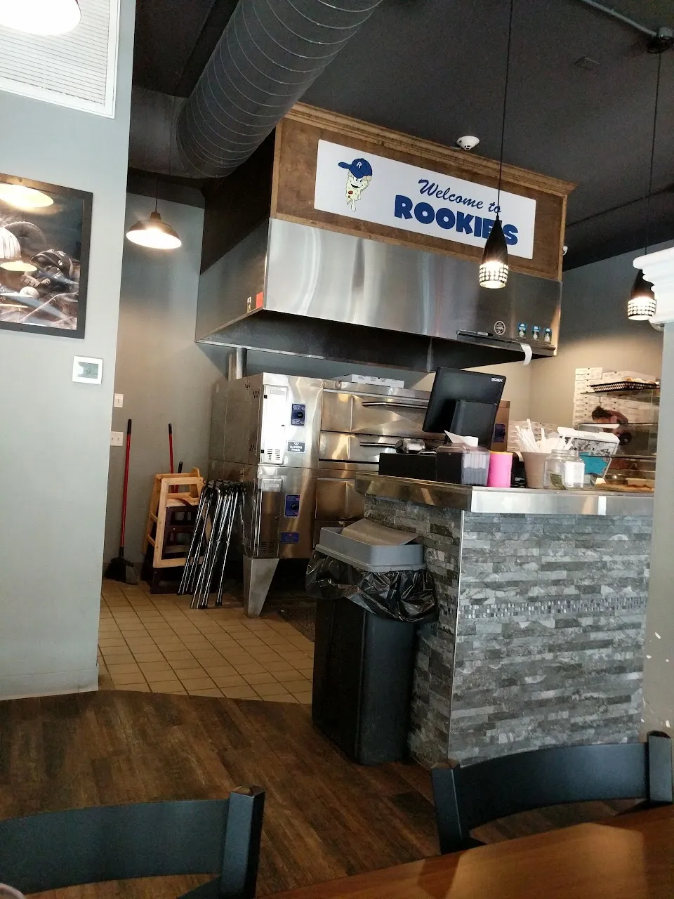 Rookie's Pizzeria, Restaurant & Bar