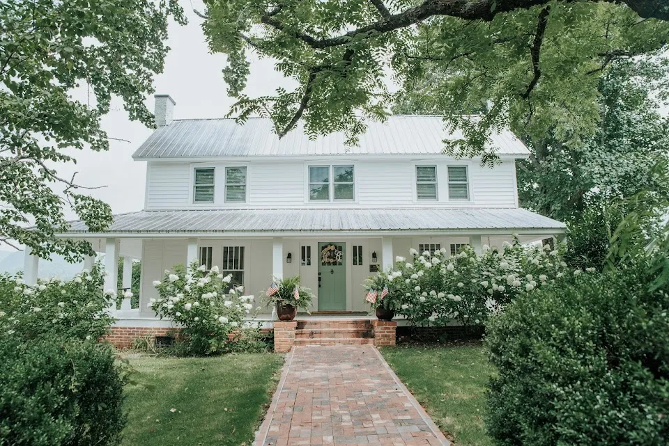 Farmhouse on Boxwood