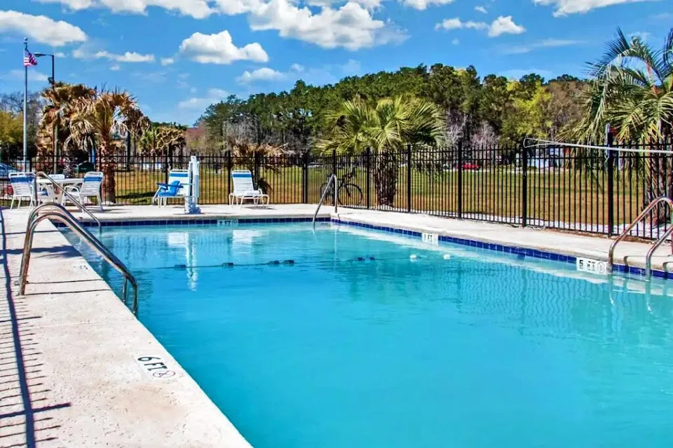 Days Inn by Wyndham Savannah Gateway I-95