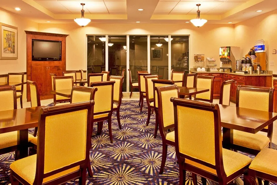 Holiday Inn Express & Suites Brooksville-I-75, an IHG Hotel