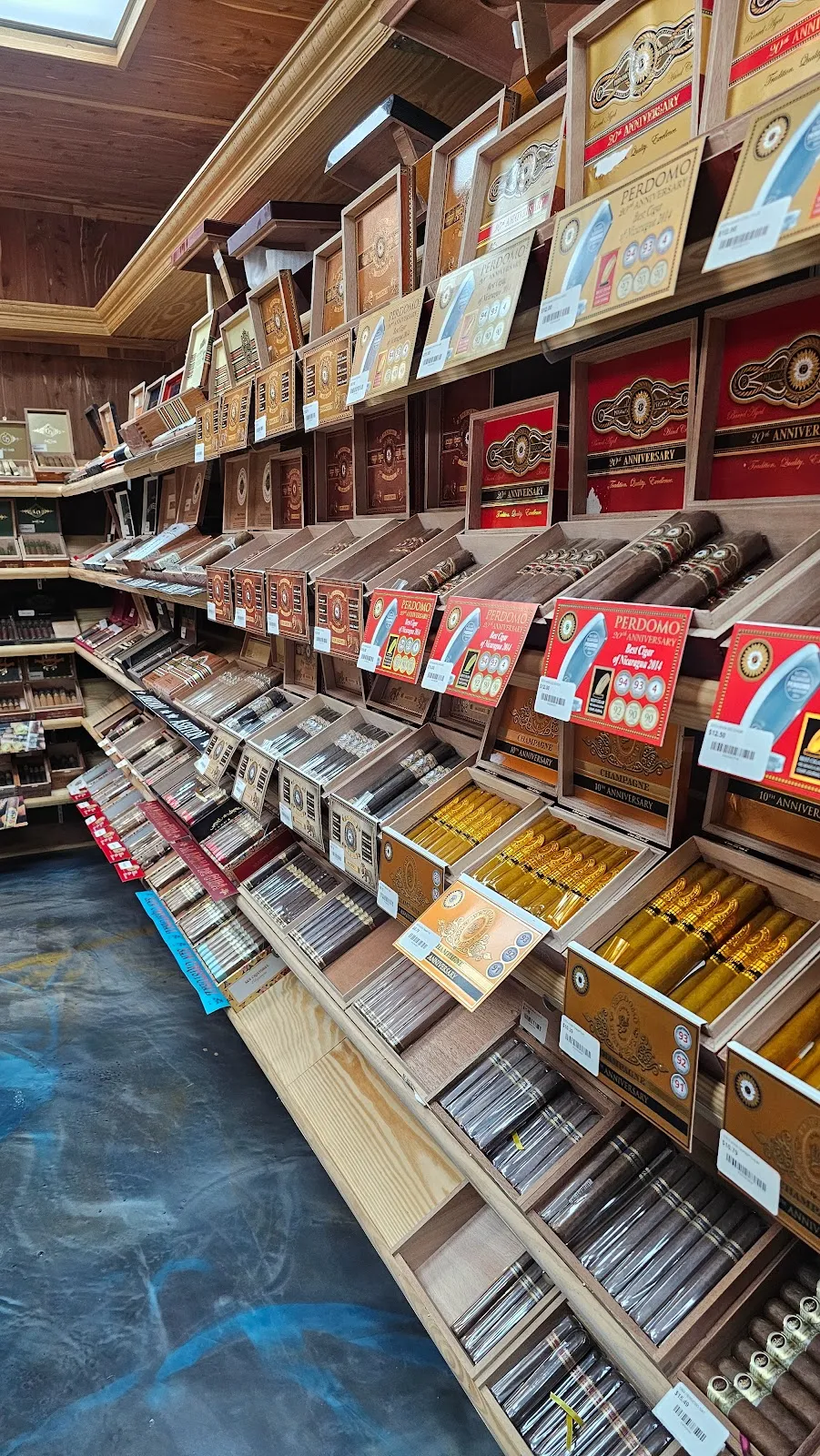 THE ROYALE CIGAR LOUNGE