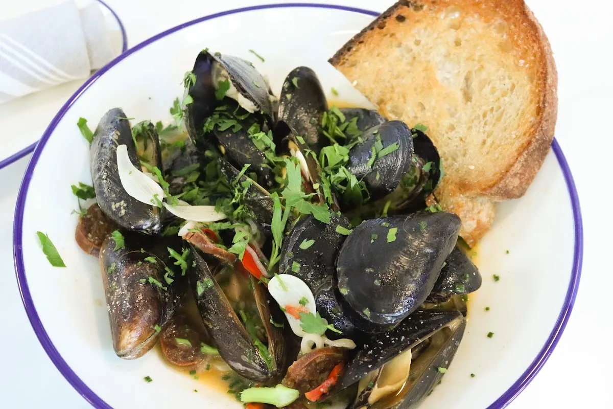 Roberto's Deluxe Oysters and Fine Fish