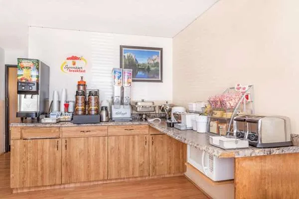 Super 8 by Wyndham Montgomery Maybrook