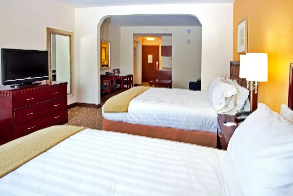 Holiday Inn Express & Suites Brooksville-I-75, an IHG Hotel