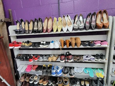 Lee's Thrift shop