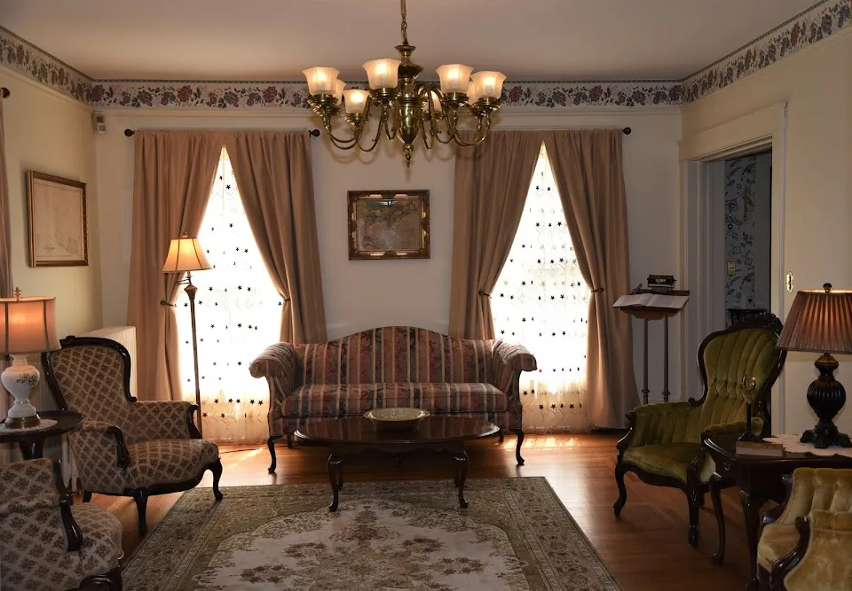 Grand Colonial Bed and Breakfast