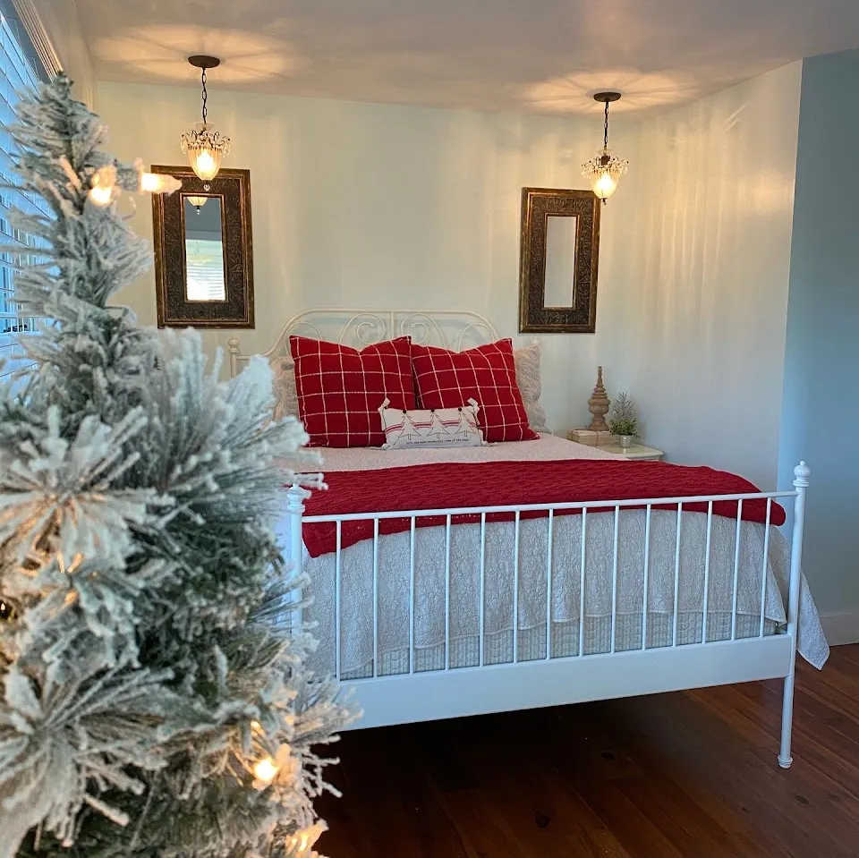 Farmhouse on Boxwood