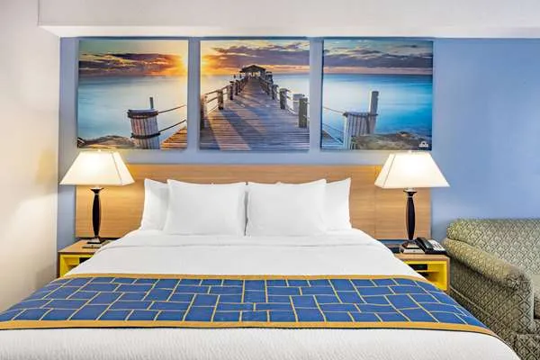 Days Inn & Suites by Wyndham Savannah Midtown