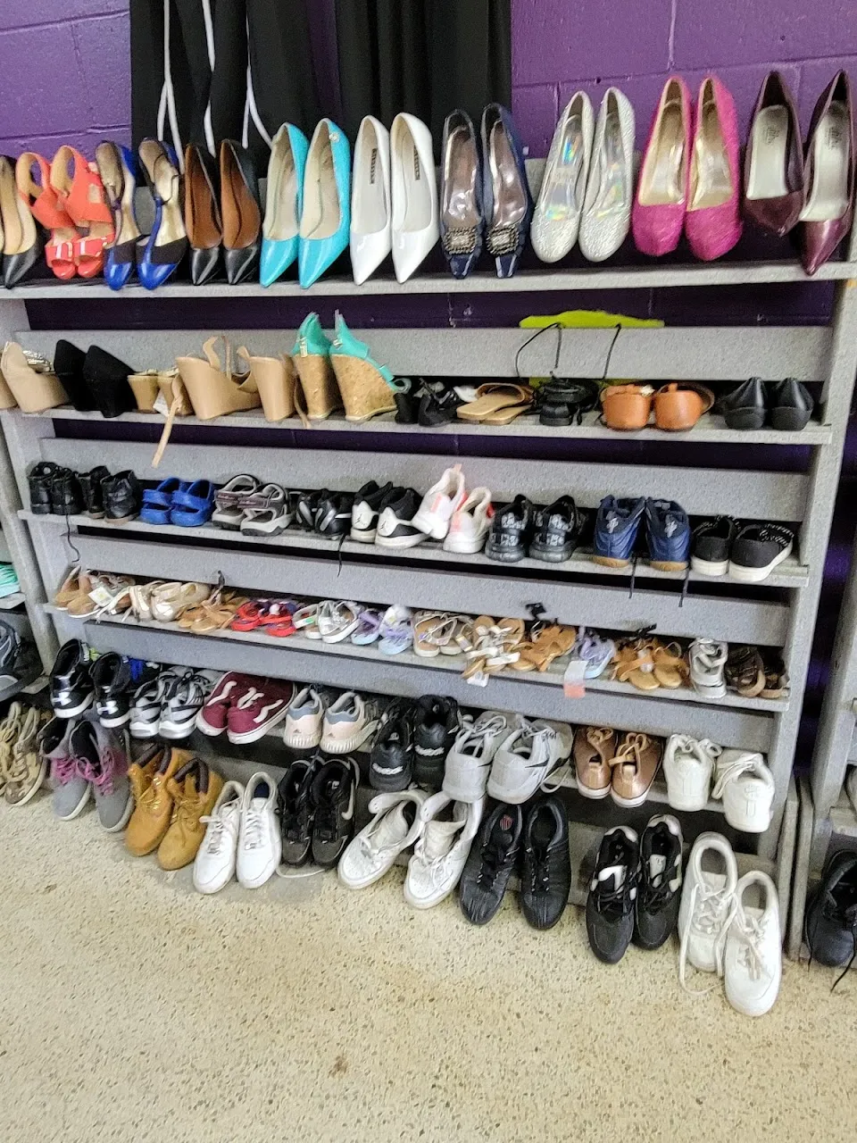 Lee's Thrift shop