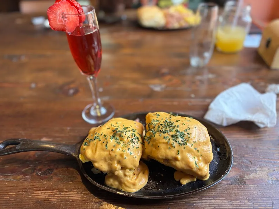 Two Cracked Eggs Cafe