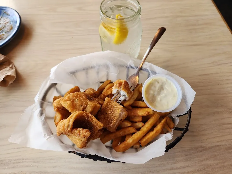 Aunt Catfish's On the River