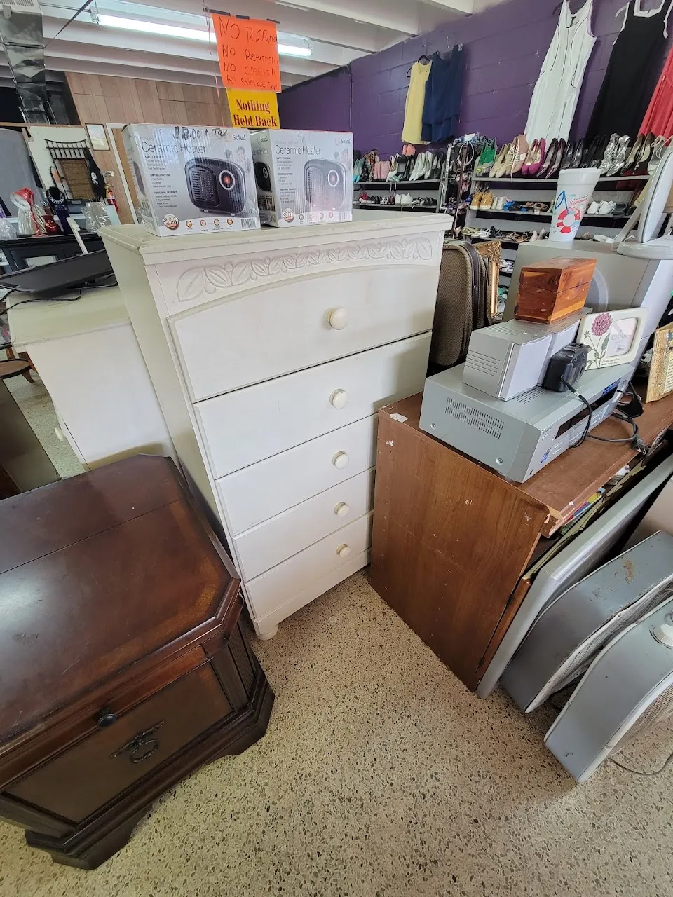 Lee's Thrift shop