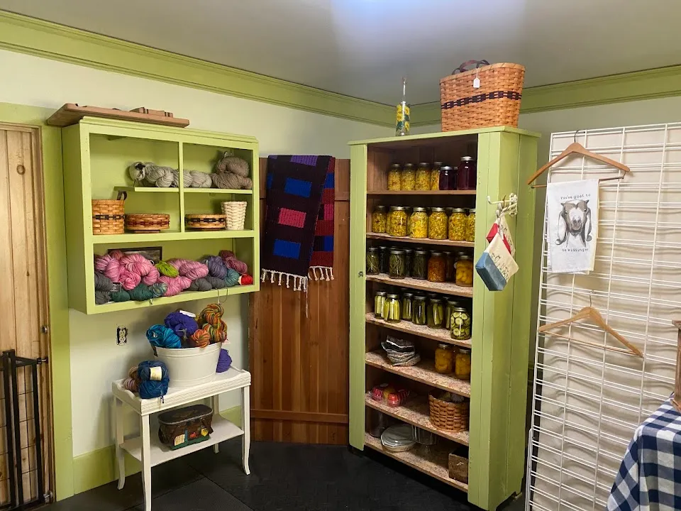 Hoof N Paws Farmstand