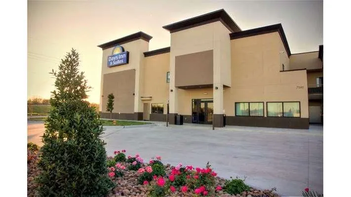 Days Inn & Suites by Wyndham Port Arthur