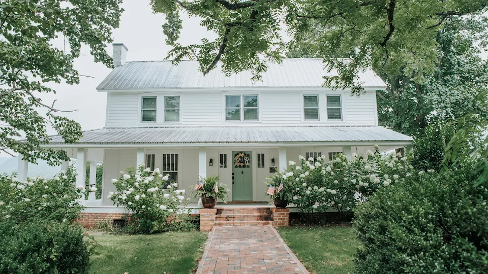 Farmhouse on Boxwood