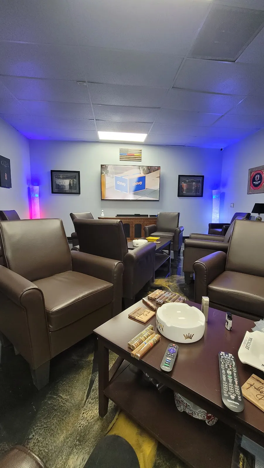 THE ROYALE CIGAR LOUNGE