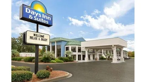 Days Inn & Suites by Wyndham Savannah Midtown