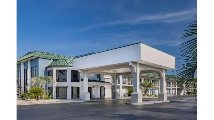 Days Inn & Suites by Wyndham Savannah Midtown