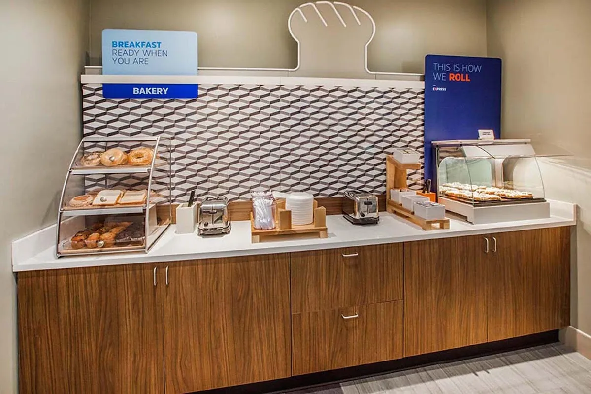 Holiday Inn Express & Suites Savannah W - Chatham Parkway by IHG