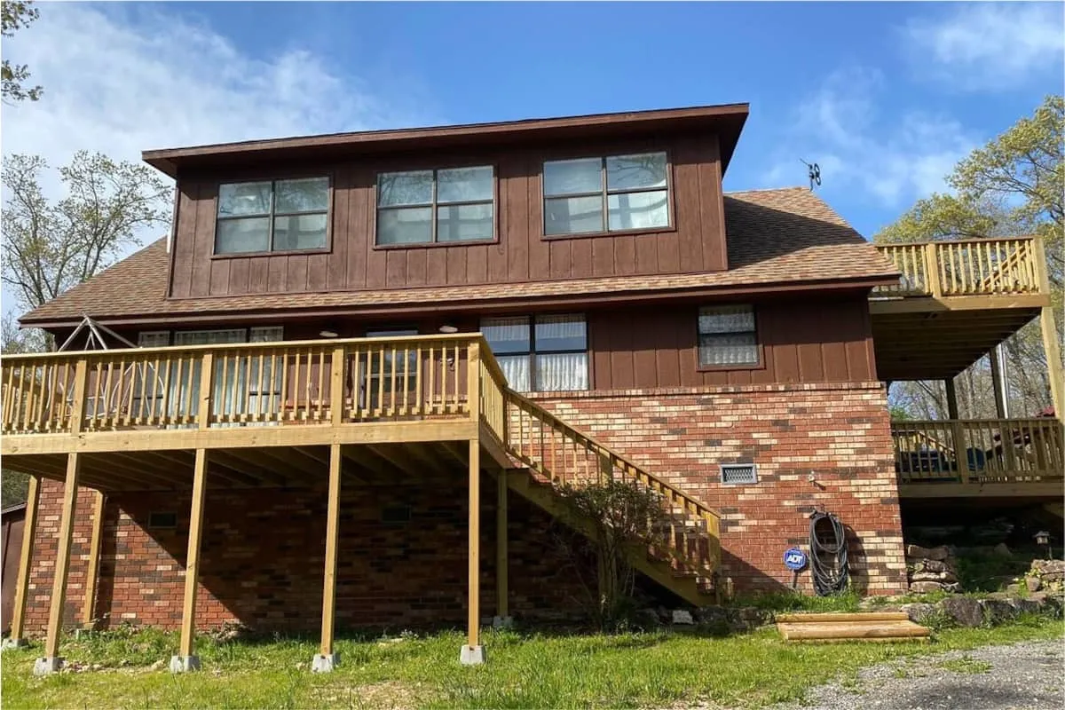 Cabin with boat dock (10 guests)